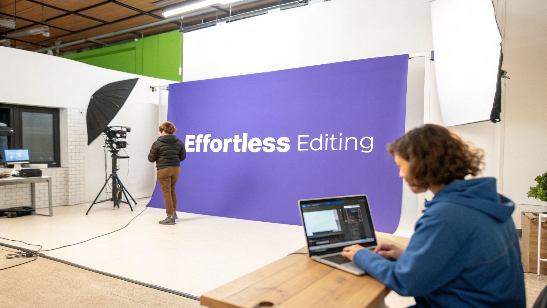 画像編集ソフトを開いてノートパソコンで作業する人